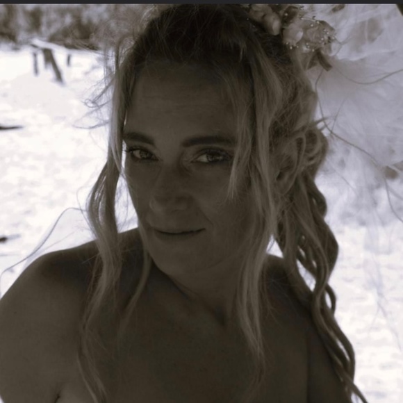 Meet your Posher, Lori - Picture 2 of 2